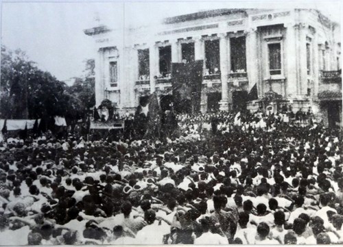 Quảng trường cách mạng tháng tám